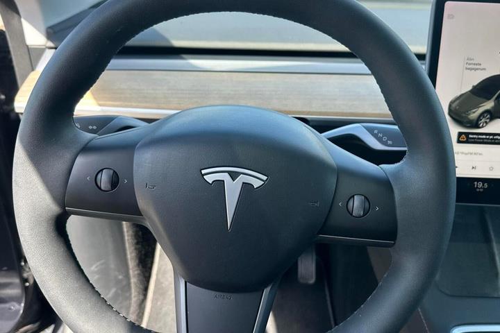 Grå Tesla Model Y fra 2021