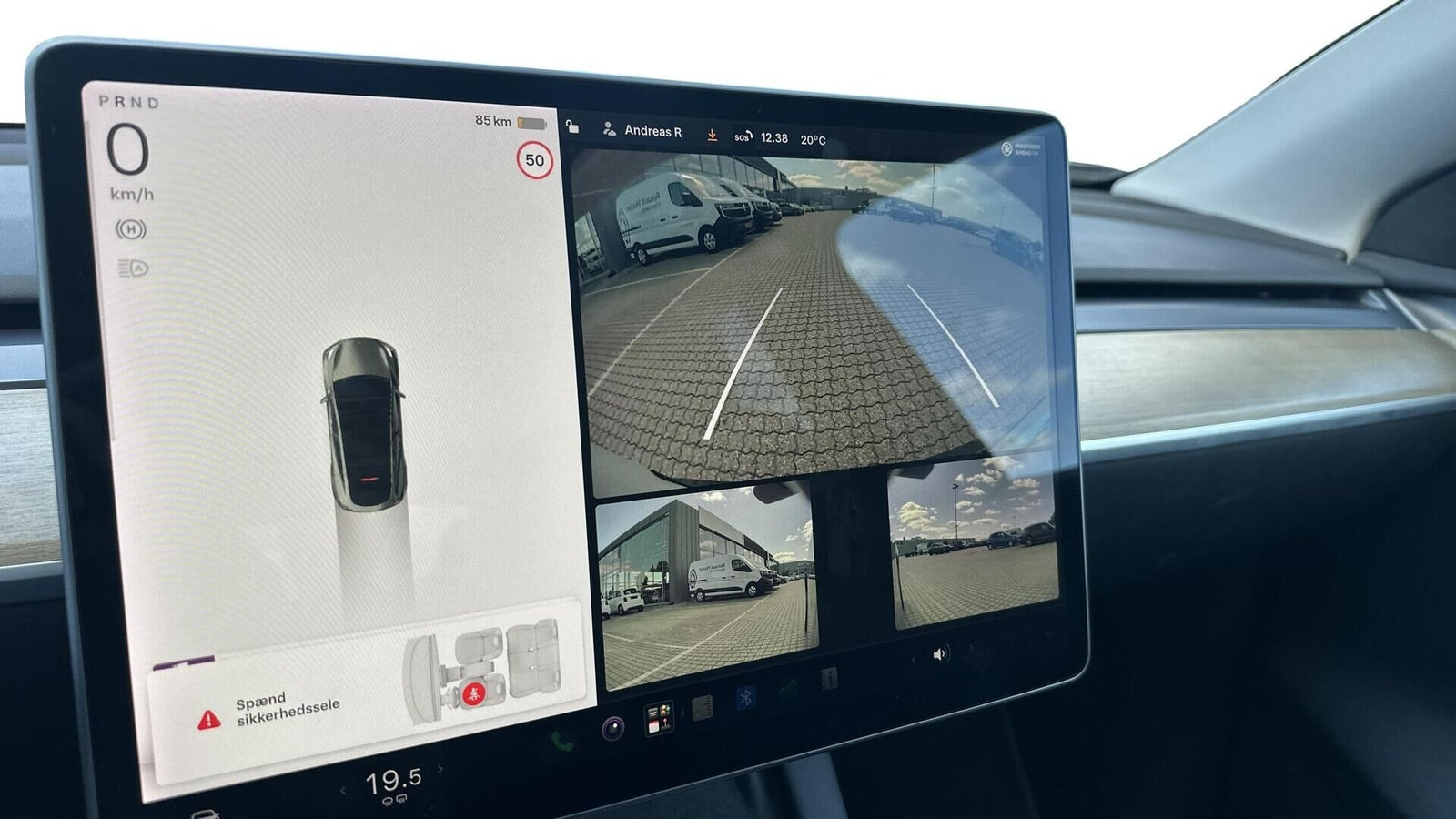 Grå Tesla Model Y fra 2021
