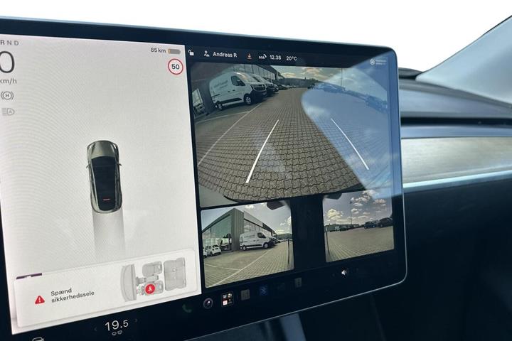 Grå Tesla Model Y fra 2021