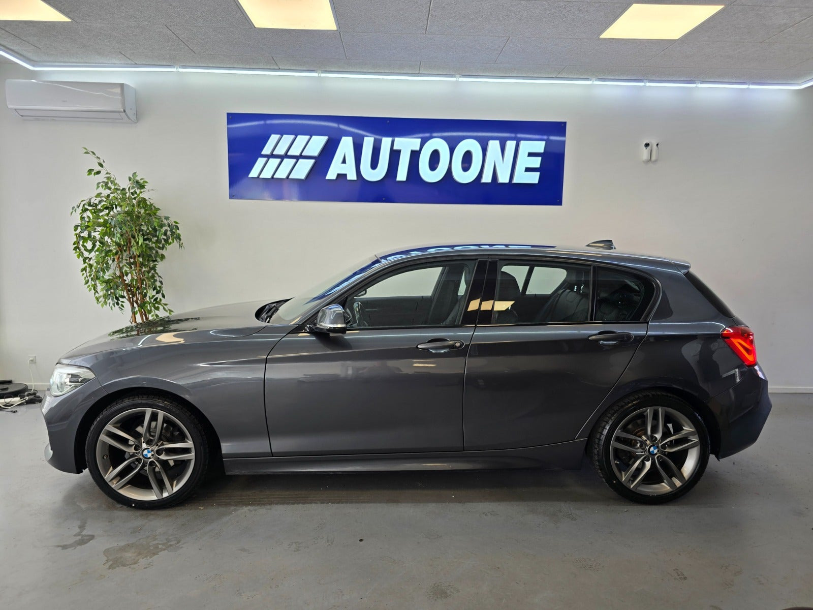 Grå BMW 118d fra 2019