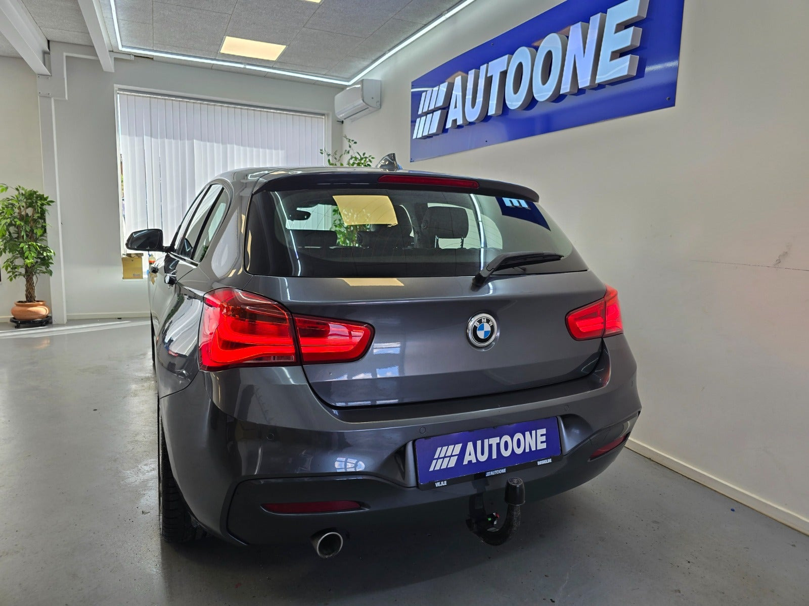 Grå BMW 118d fra 2019
