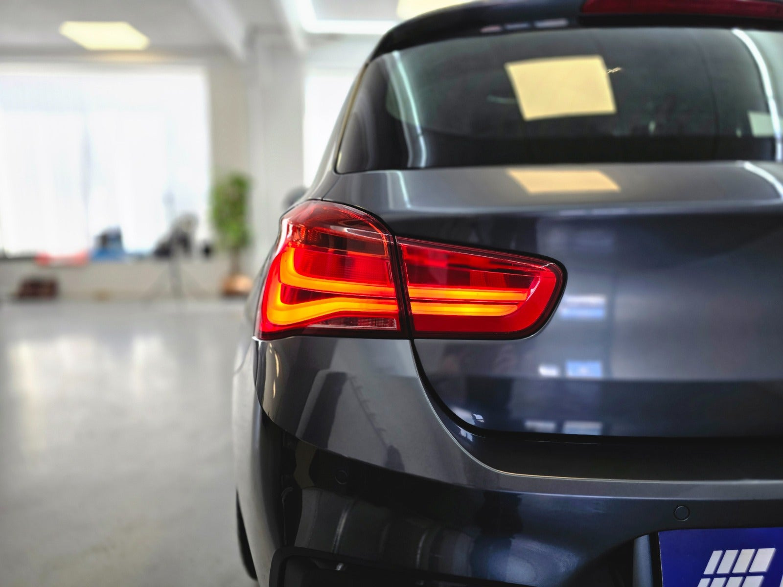 Grå BMW 118d fra 2019