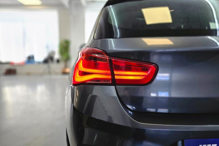 Grå BMW 118d fra 2019