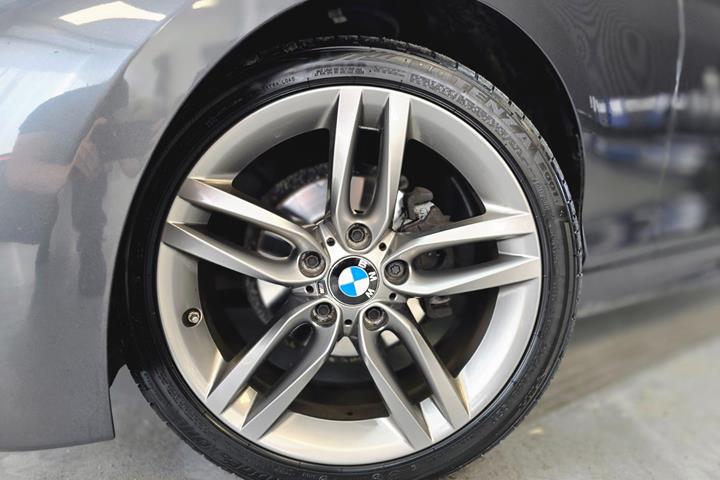 Grå BMW 118d fra 2019