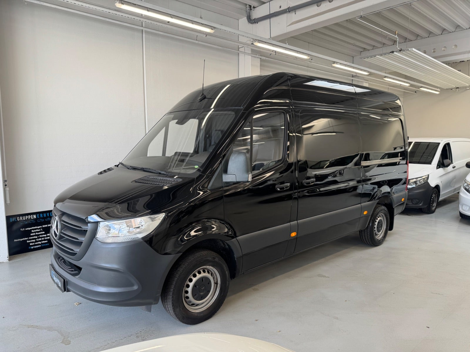 Sort Mercedes Sprinter 317 fra 2021