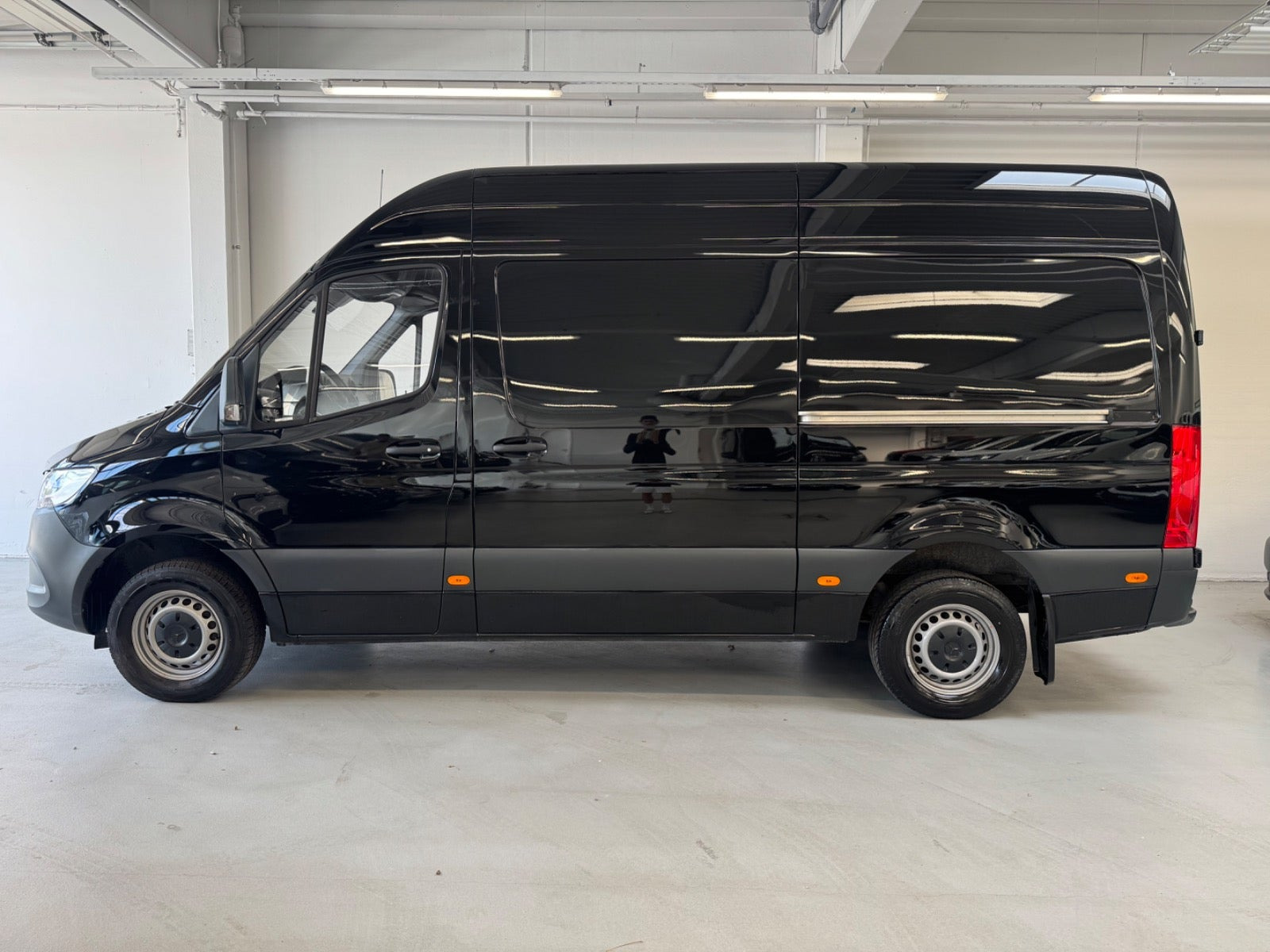 Sort Mercedes Sprinter 317 fra 2021