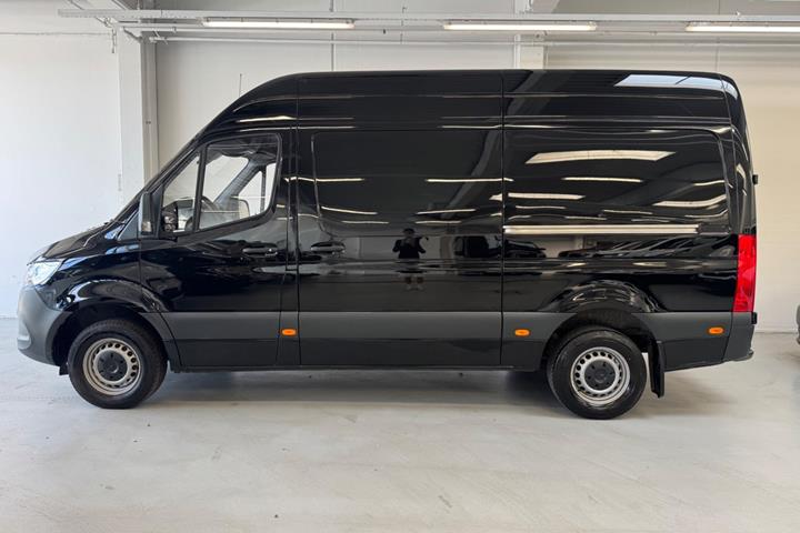 Sort Mercedes Sprinter 317 fra 2021