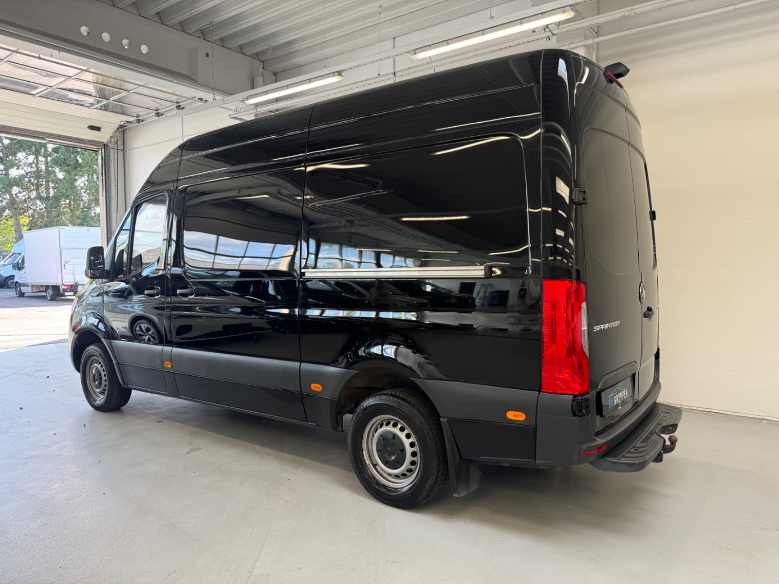 Sort Mercedes Sprinter 317 fra 2021