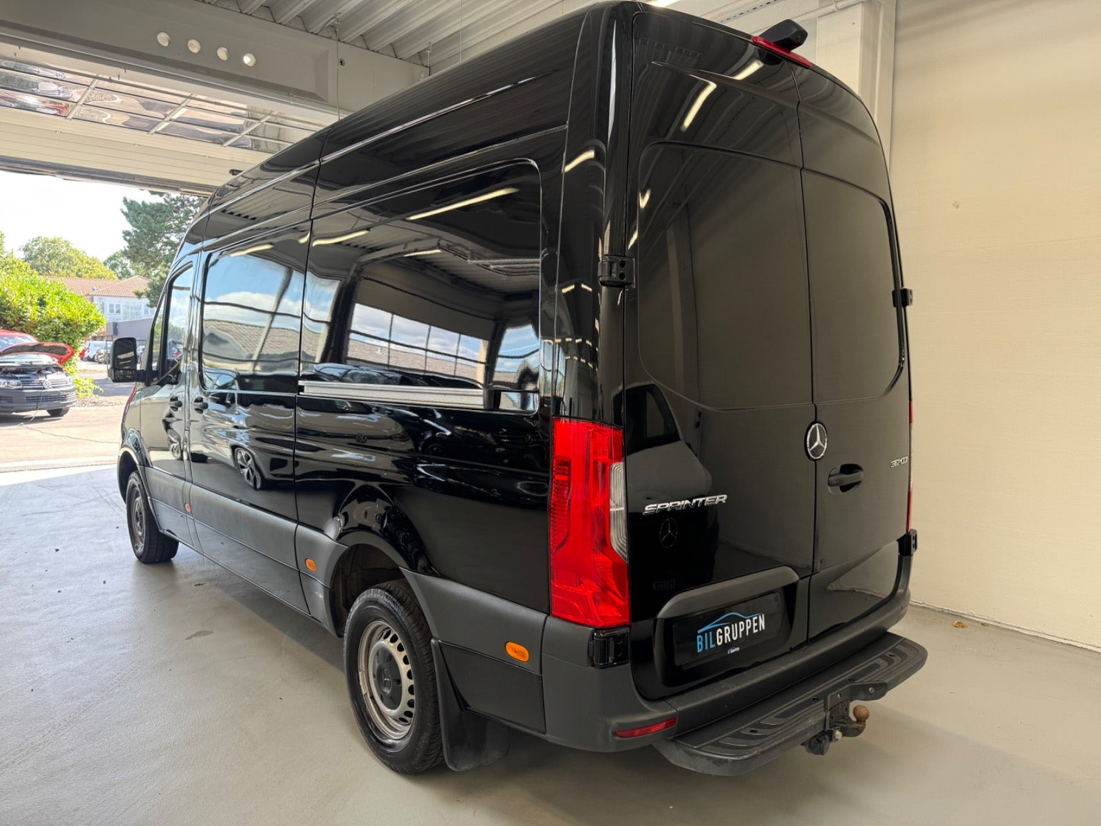 Sort Mercedes Sprinter 317 fra 2021