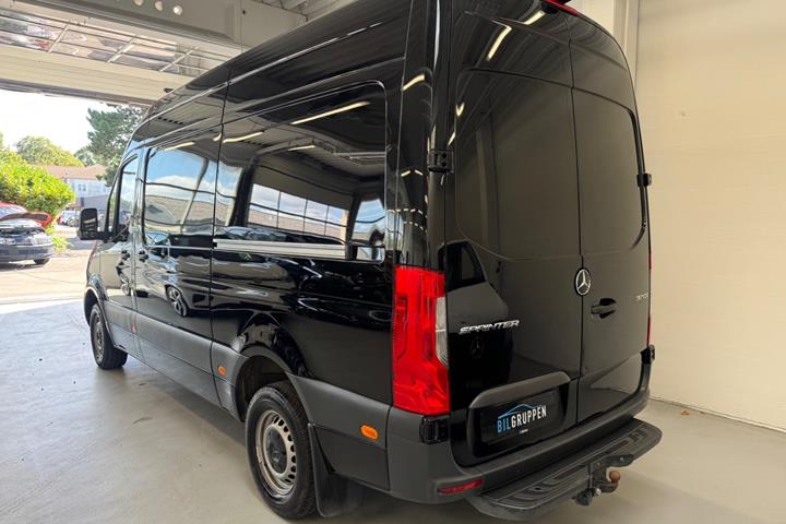 Sort Mercedes Sprinter 317 fra 2021