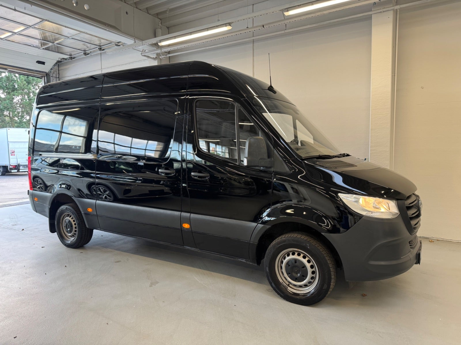 Sort Mercedes Sprinter 317 fra 2021