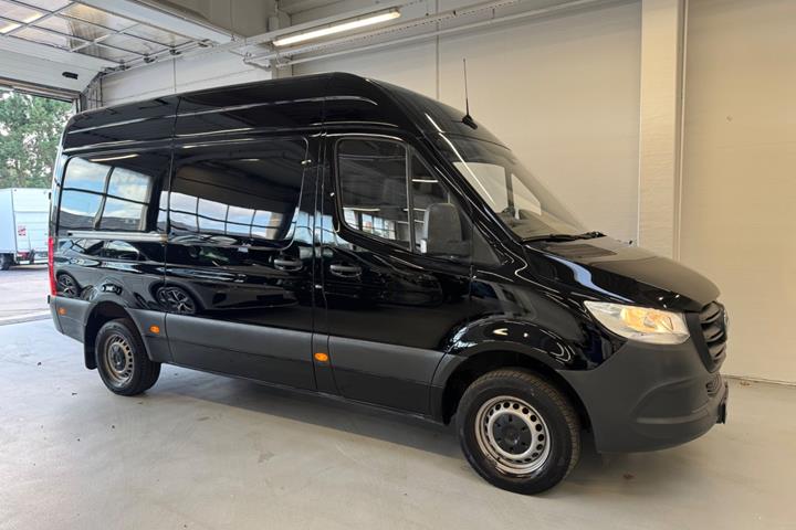 Sort Mercedes Sprinter 317 fra 2021
