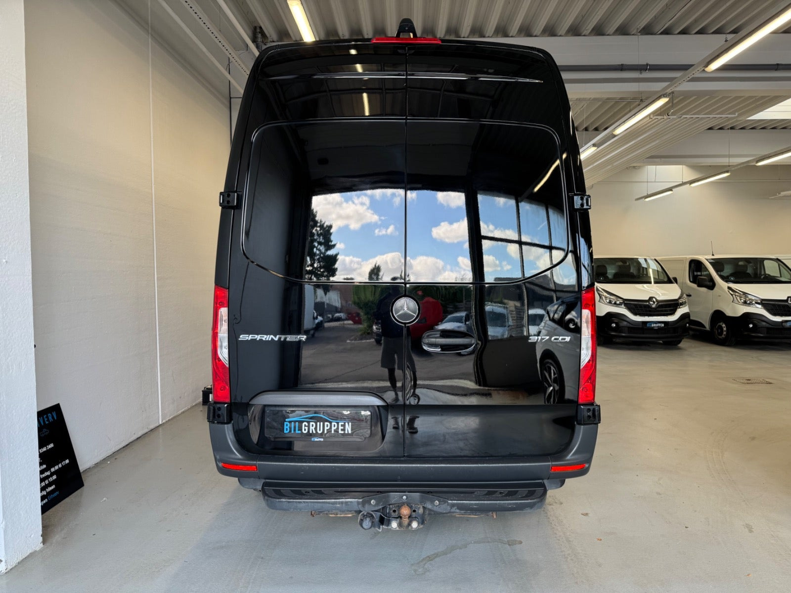 Sort Mercedes Sprinter 317 fra 2021