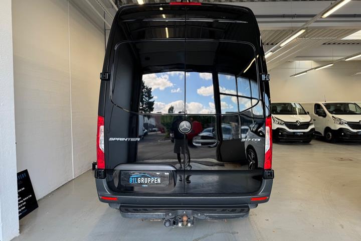 Sort Mercedes Sprinter 317 fra 2021