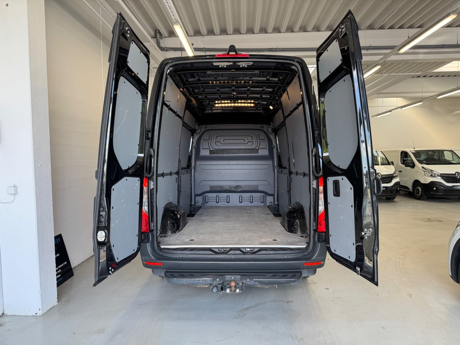 Sort Mercedes Sprinter 317 fra 2021