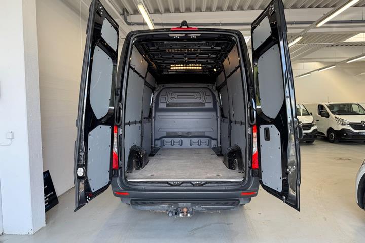 Sort Mercedes Sprinter 317 fra 2021