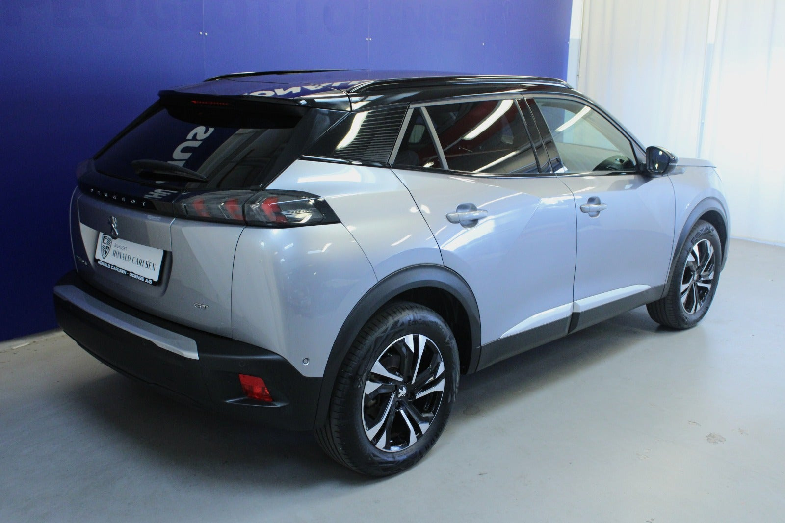 Sølv Peugeot e-2008 fra 2023