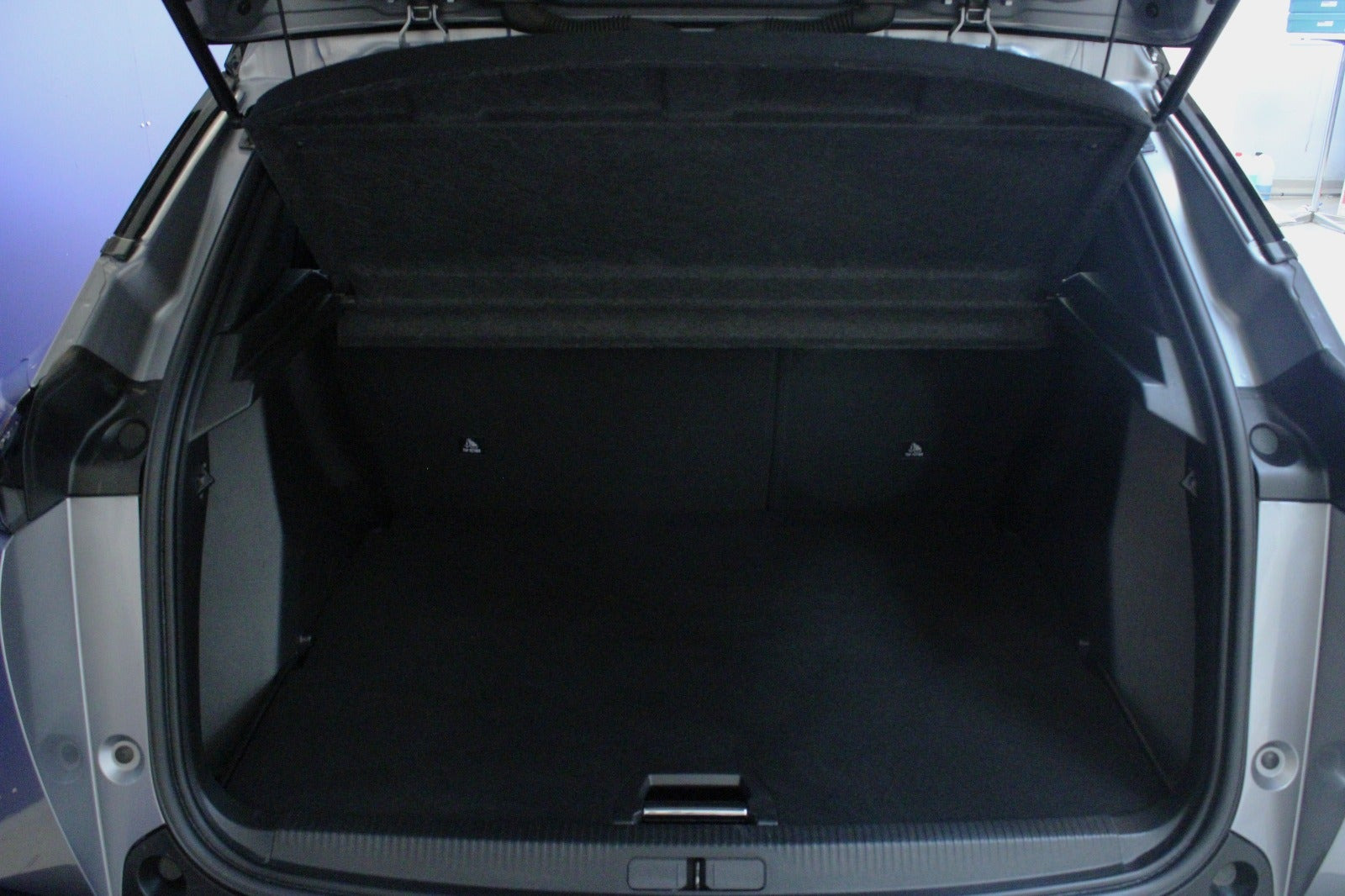 Sølv Peugeot e-2008 fra 2023