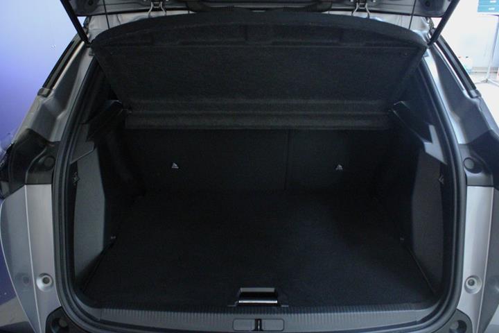 Sølv Peugeot e-2008 fra 2023