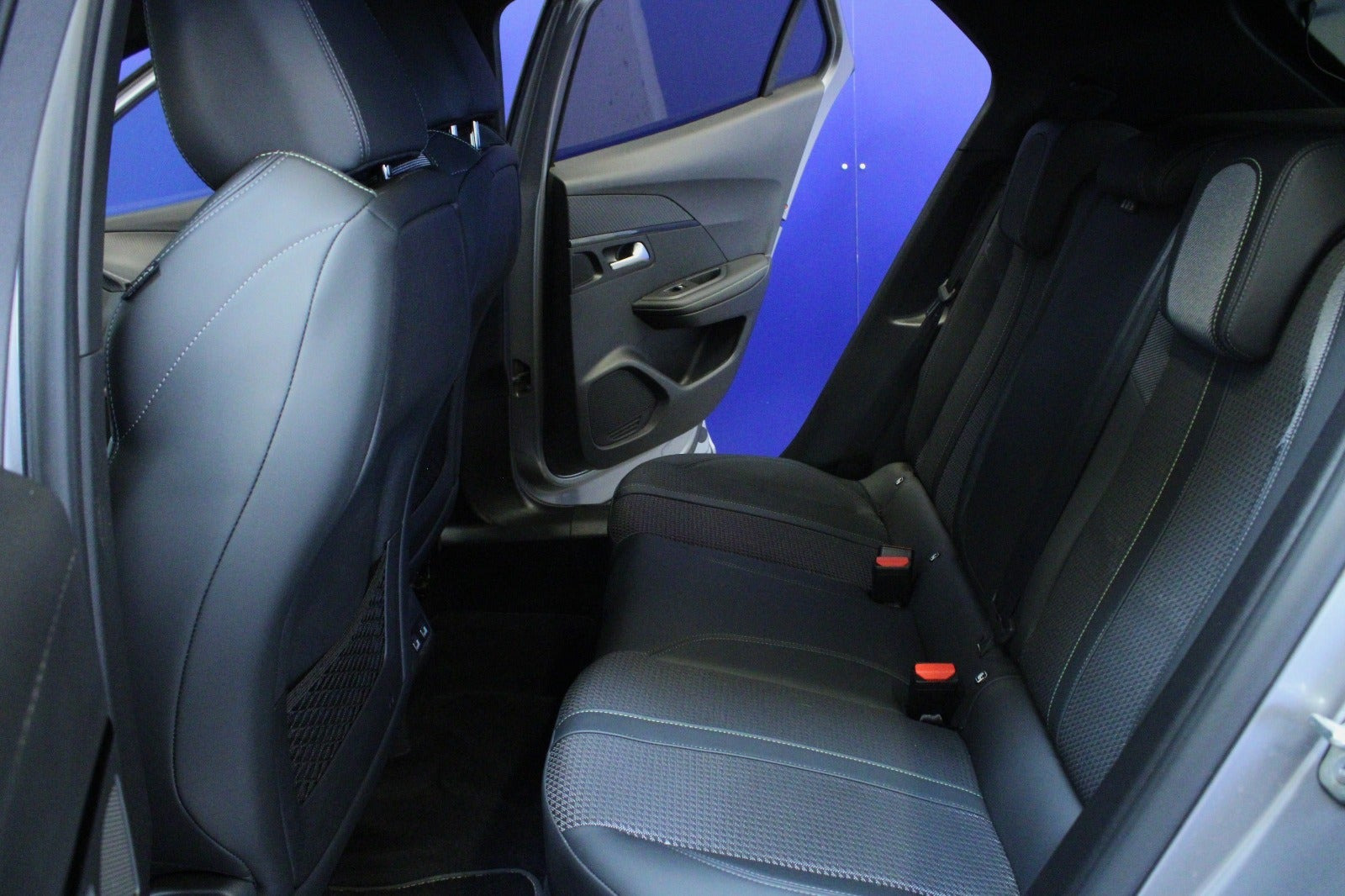 Sølv Peugeot e-2008 fra 2023