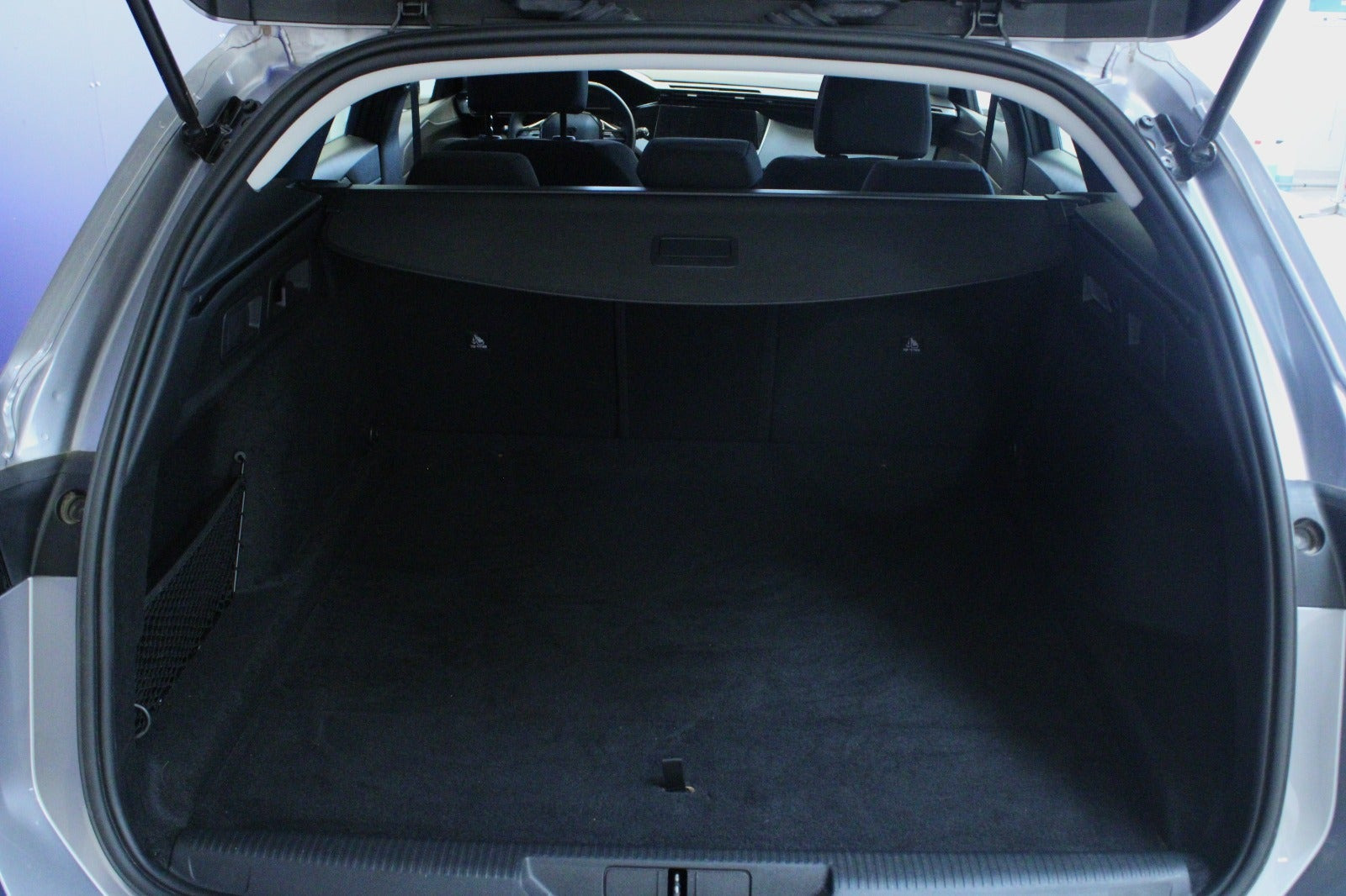 Sølv Peugeot E-308 fra 2025