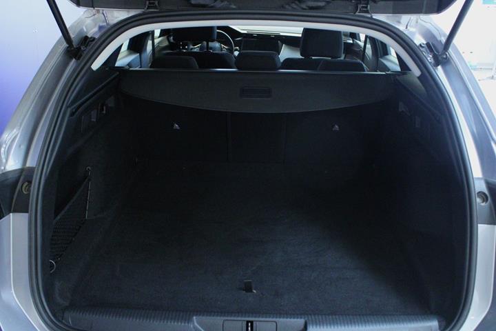 Sølv Peugeot E-308 fra 2025