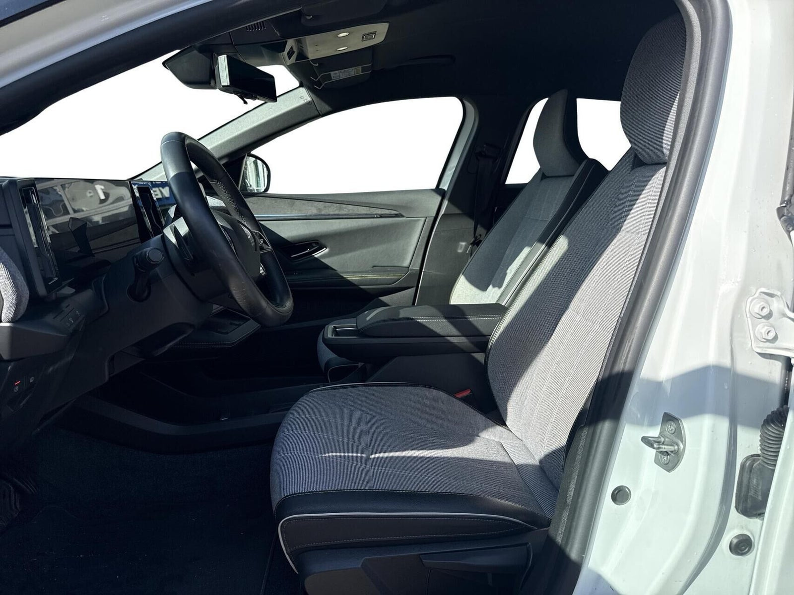 Hvid Renault Megane E-Tech fra 2023