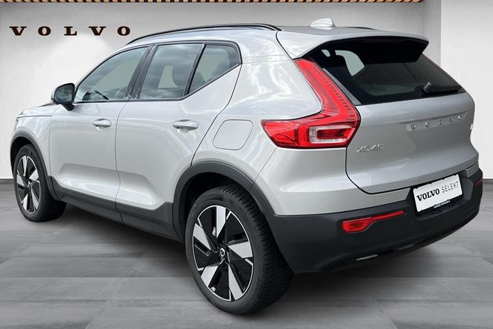 Sølv Volvo XC40 fra 2024