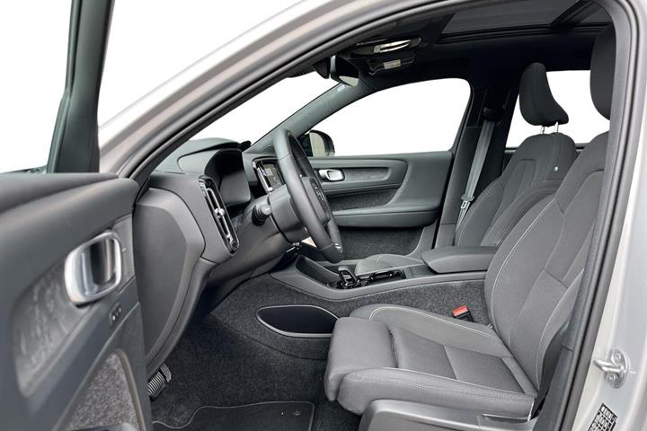 Sølv Volvo XC40 fra 2024