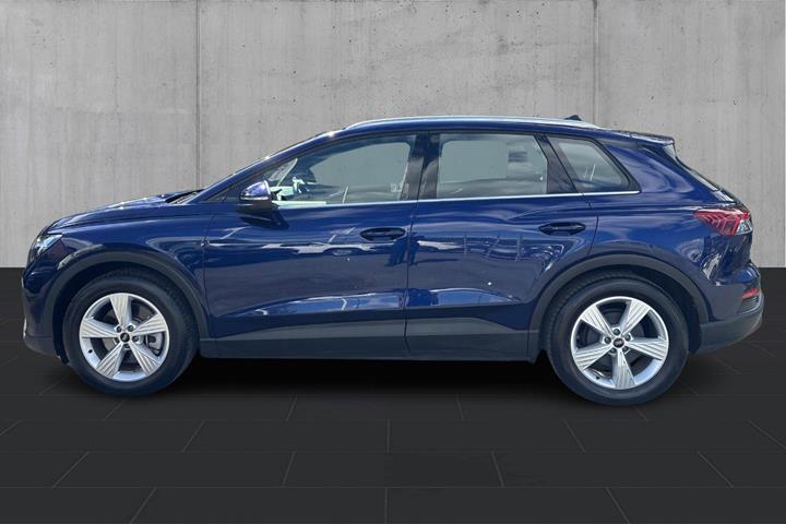 Blå Audi Q4 e-tron fra 2024