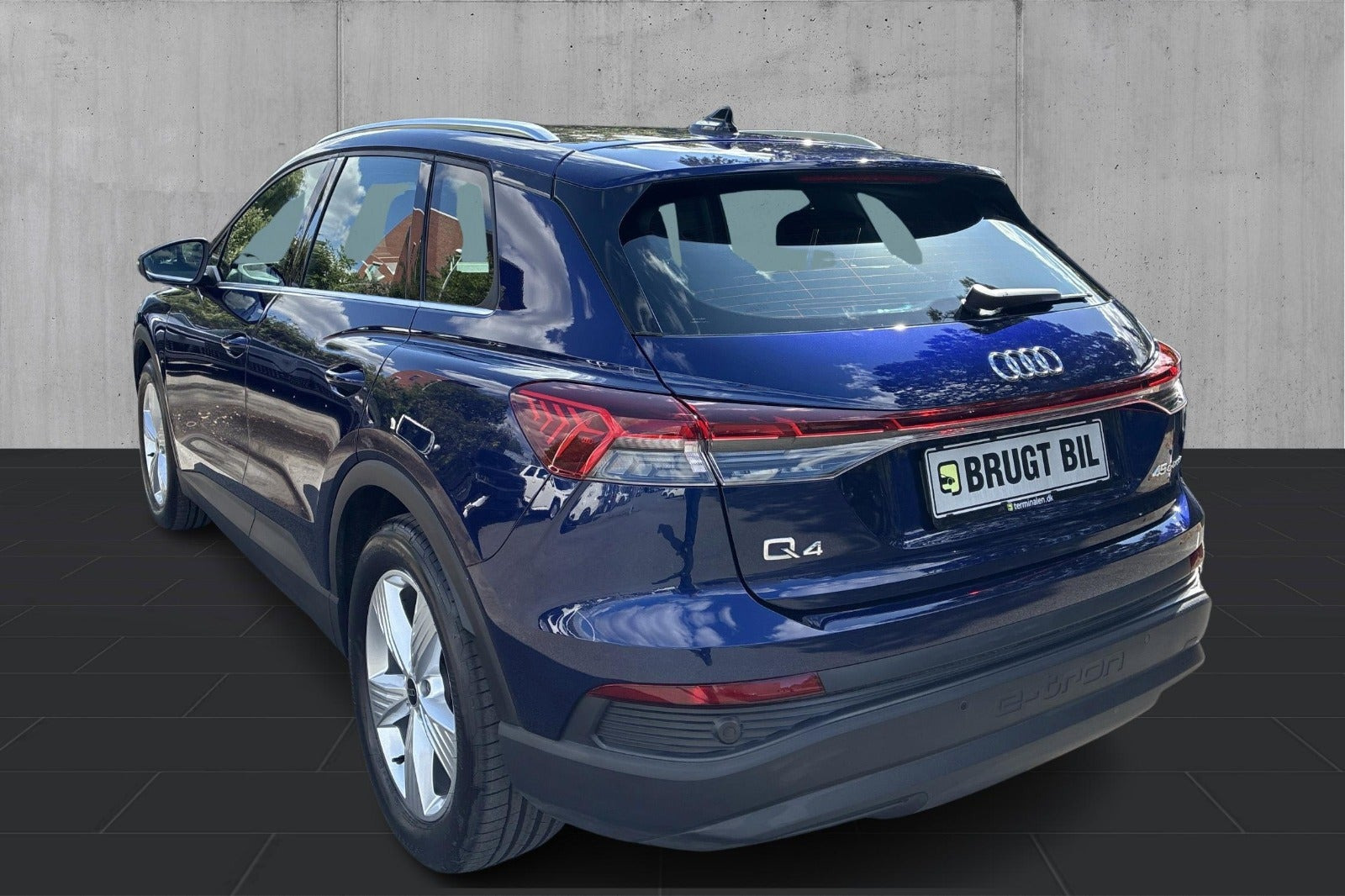 Blå Audi Q4 e-tron fra 2024