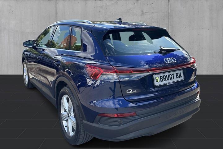 Blå Audi Q4 e-tron fra 2024