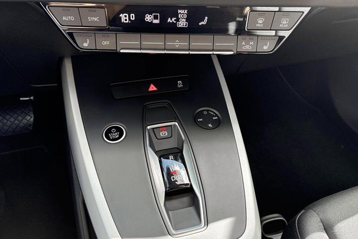 Blå Audi Q4 e-tron fra 2024
