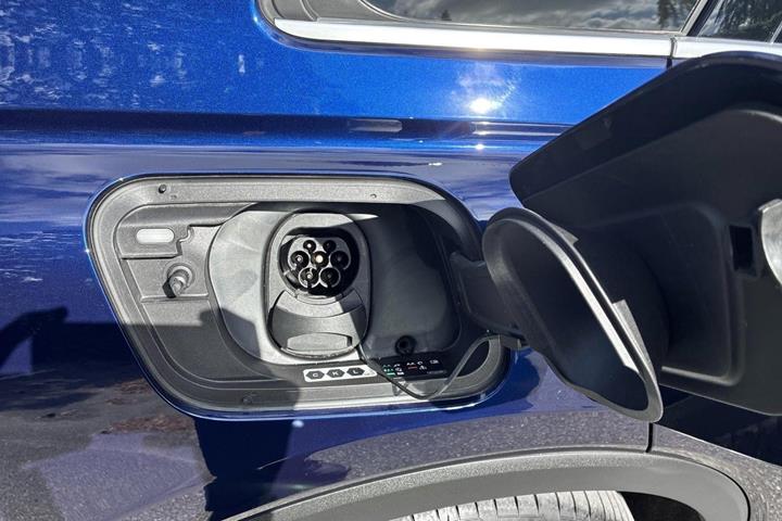 Blå Audi Q4 e-tron fra 2024
