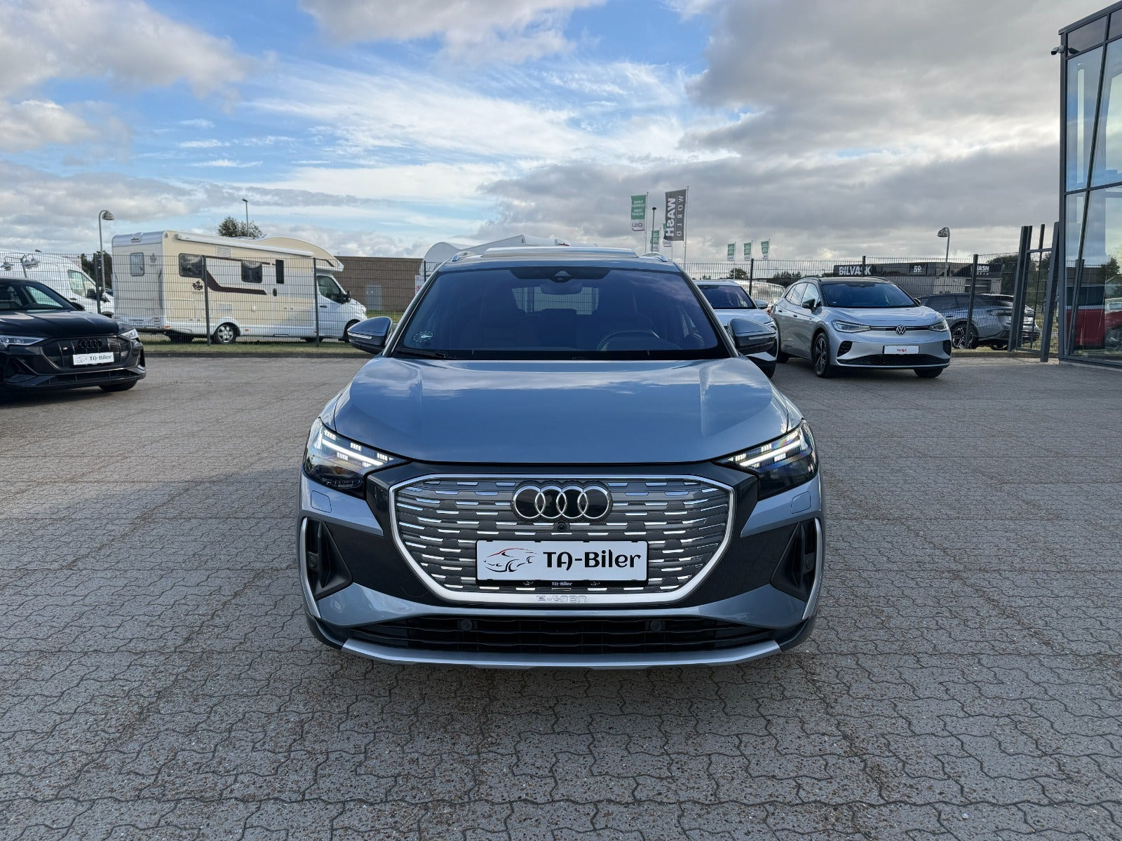Blå Audi Q4 e-tron fra 2023