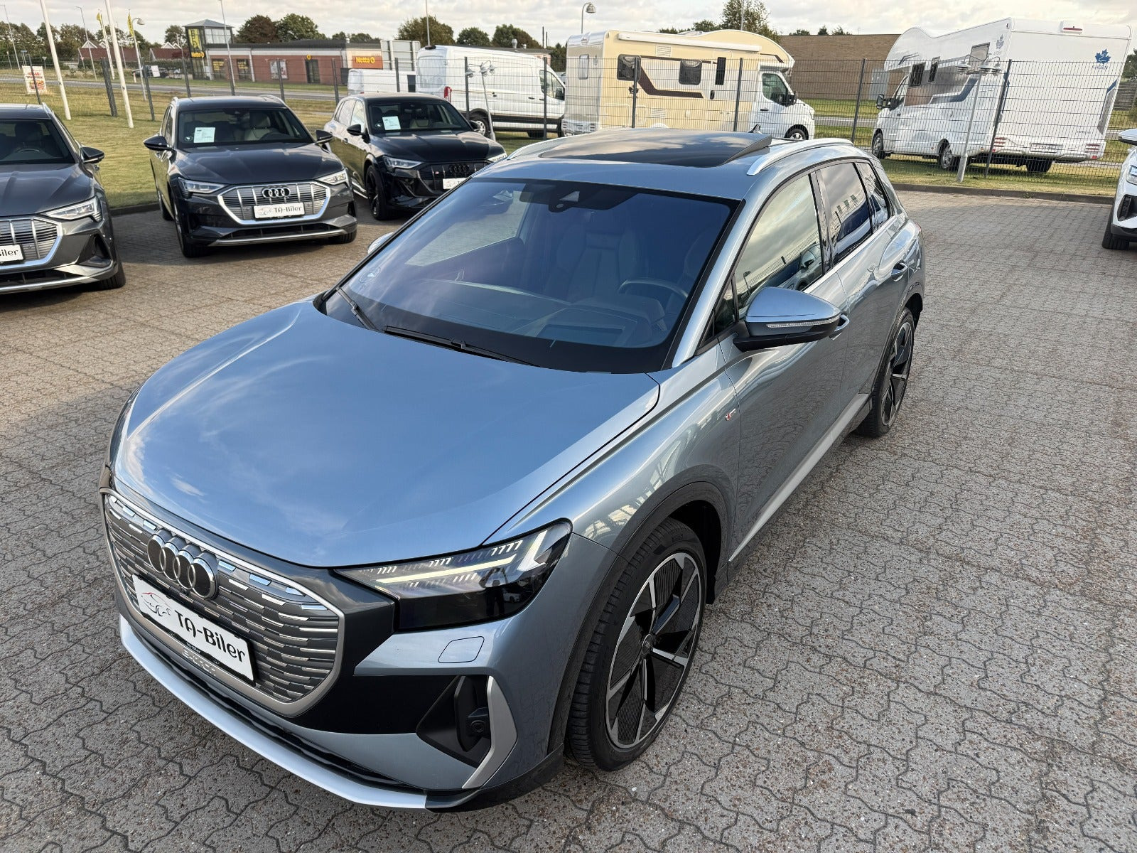 Blå Audi Q4 e-tron fra 2023