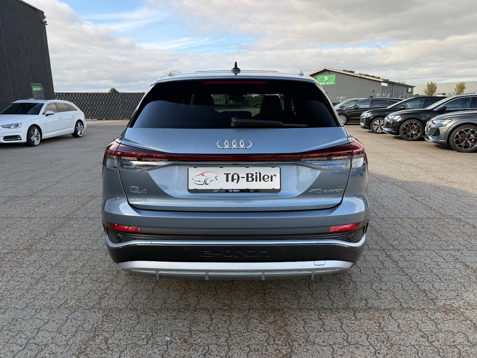 Blå Audi Q4 e-tron fra 2023
