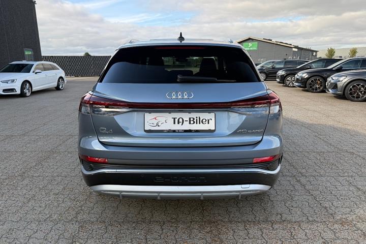 Blå Audi Q4 e-tron fra 2023