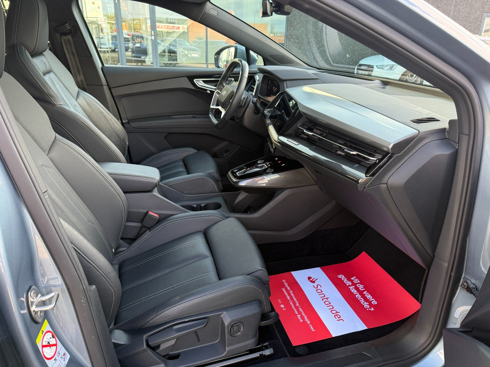 Blå Audi Q4 e-tron fra 2023