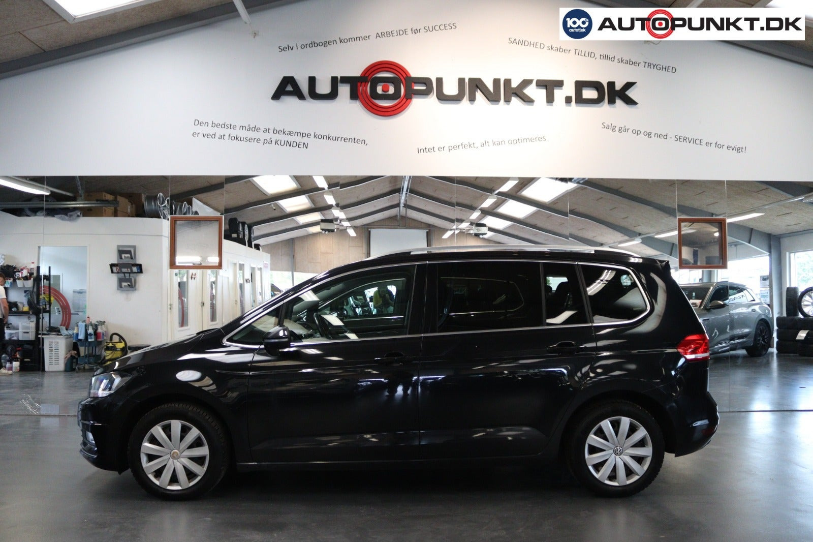 Sort VW Touran fra 2016