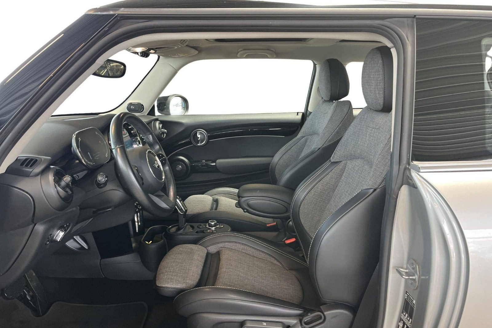 Sølv Mini Cooper SE fra 2023