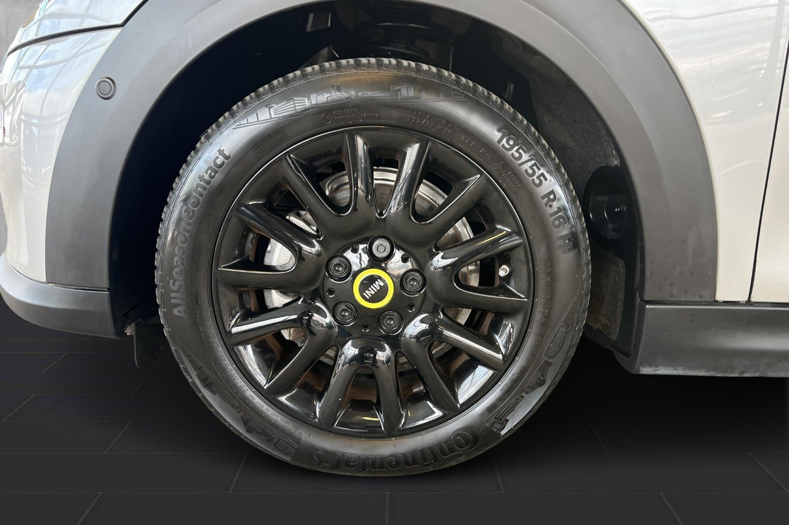 Sølv Mini Cooper SE fra 2023