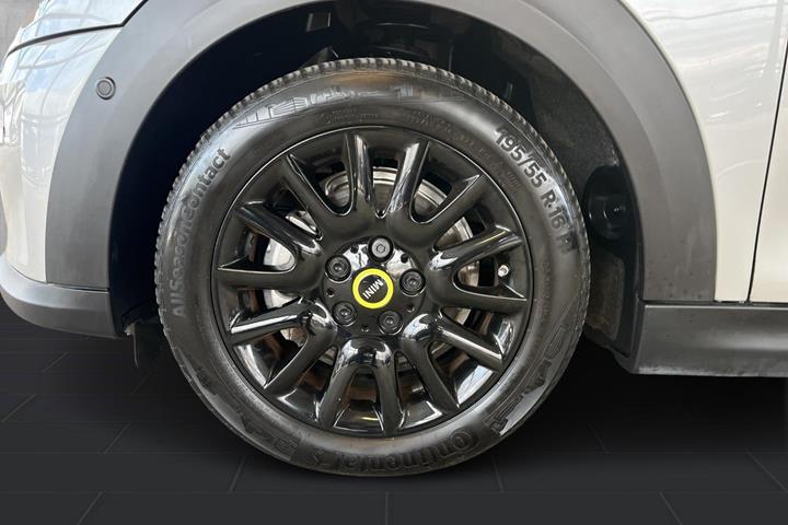 Sølv Mini Cooper SE fra 2023