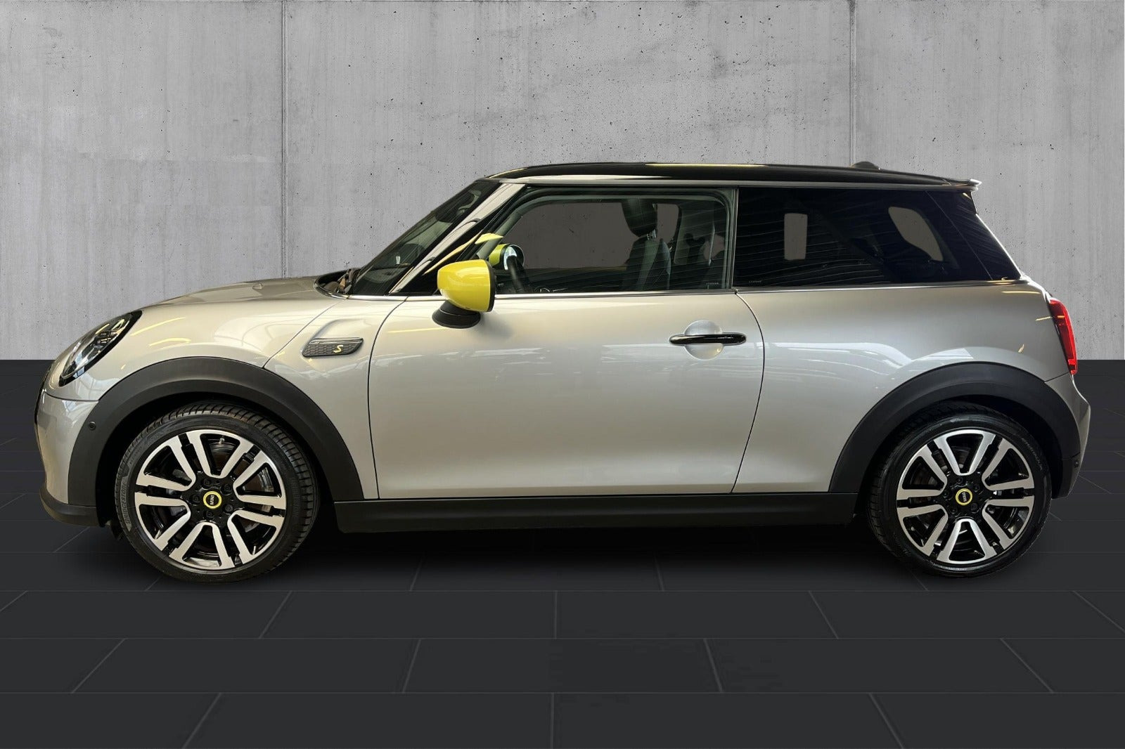 Sølv Mini Cooper SE fra 2023