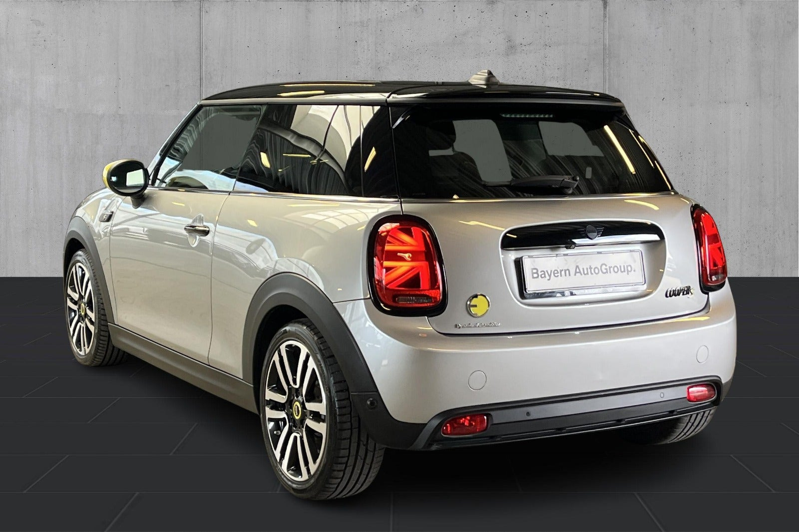 Sølv Mini Cooper SE fra 2023