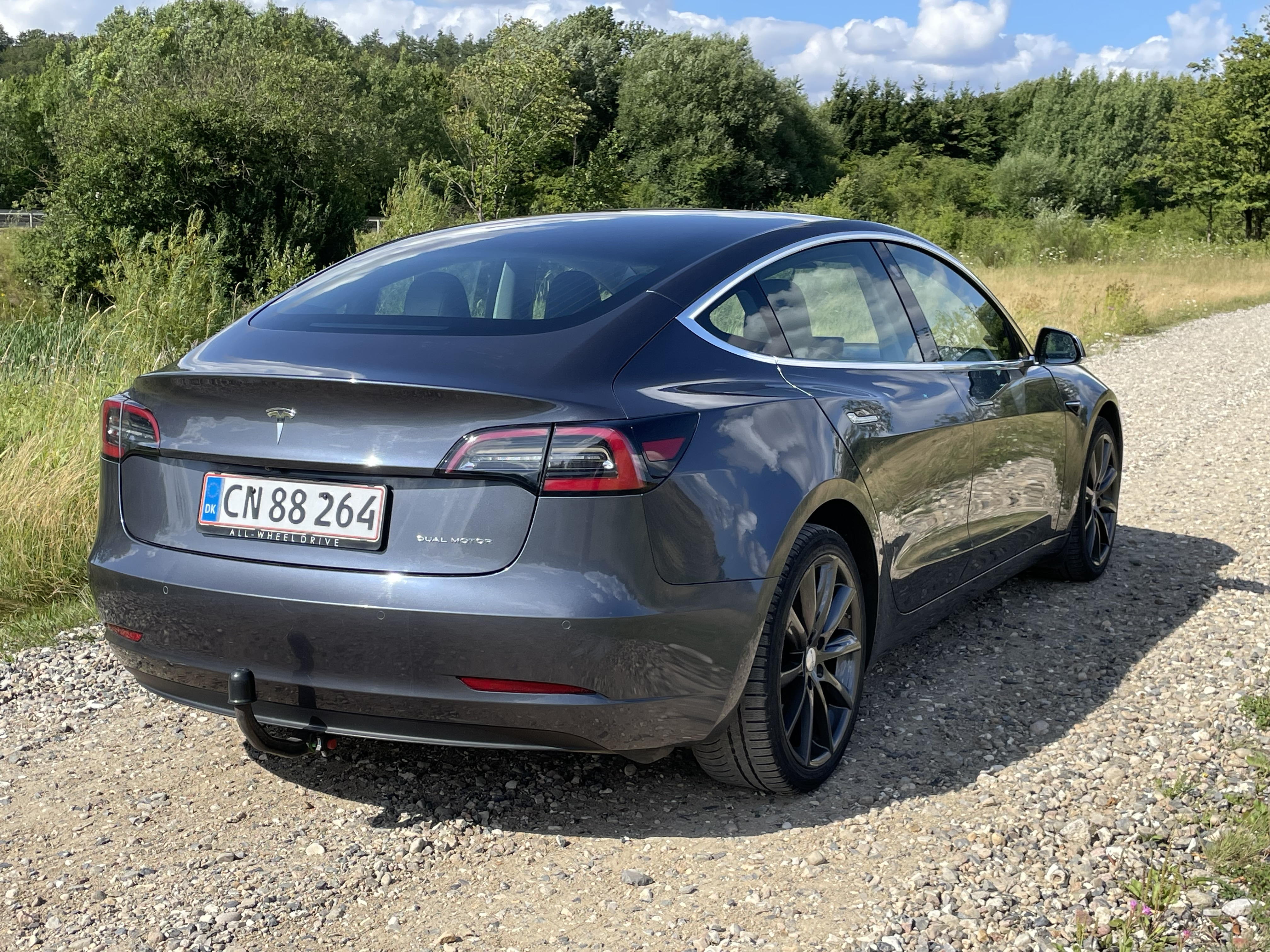 Grå Tesla Model 3 fra 2020