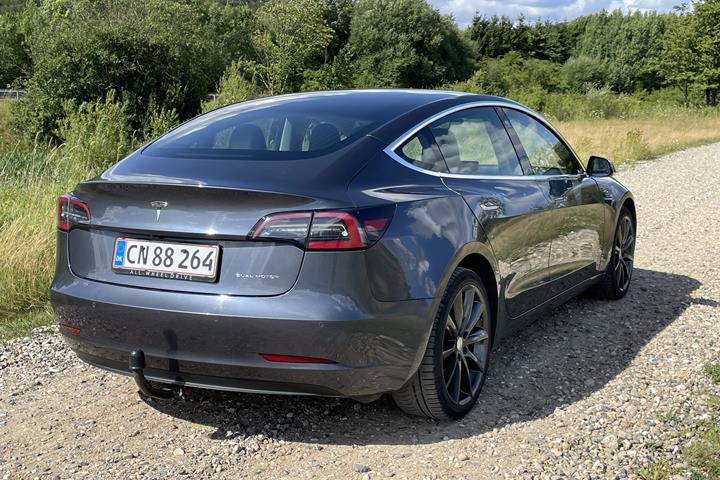 Grå Tesla Model 3 fra 2020