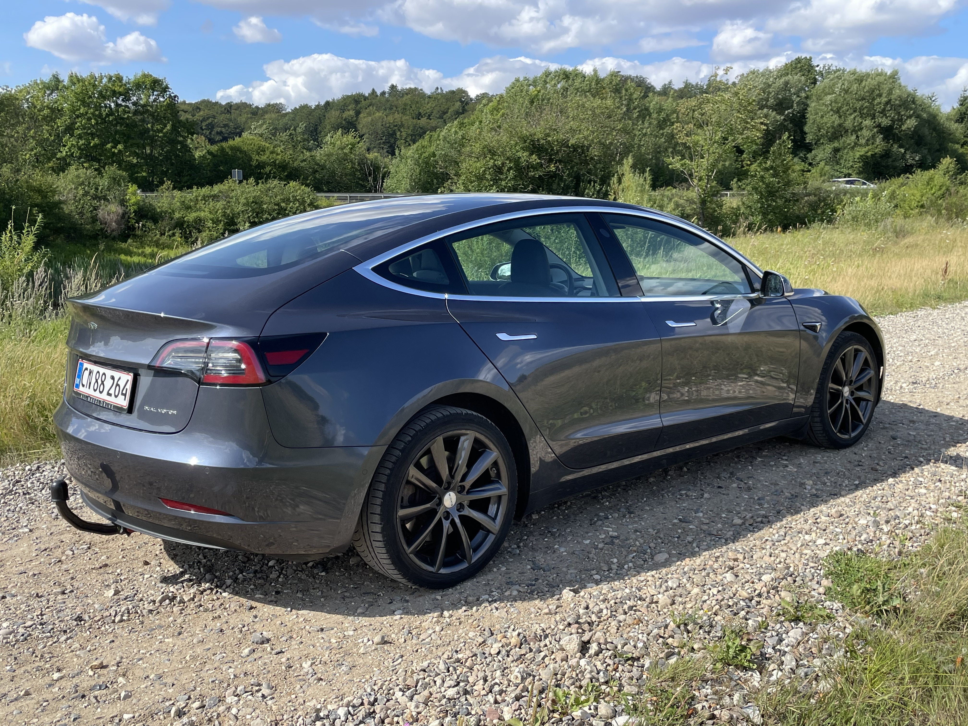 Grå Tesla Model 3 fra 2020
