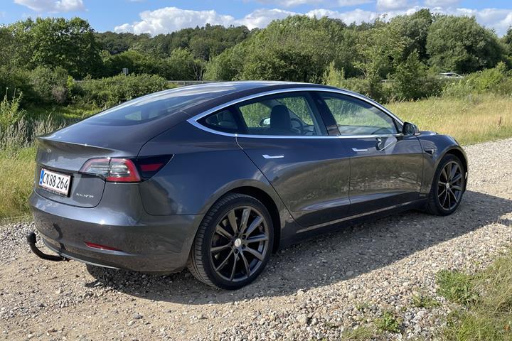 Grå Tesla Model 3 fra 2020