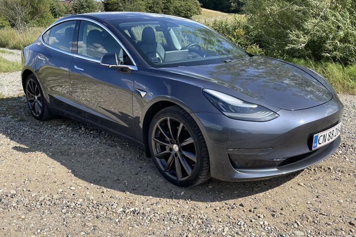 Grå Tesla Model 3 fra 2020